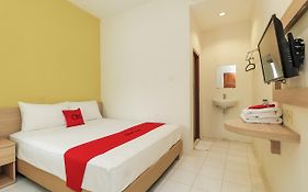 Reddoorz Plus @ Slamet Riyadi